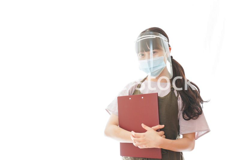 フェイスシールドを装着したカフェスタッフ