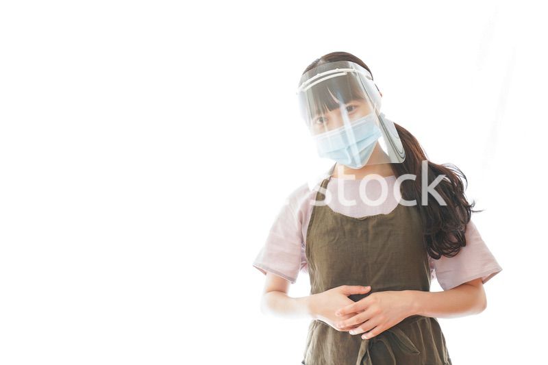 フェイスシールドを装着したカフェスタッフ