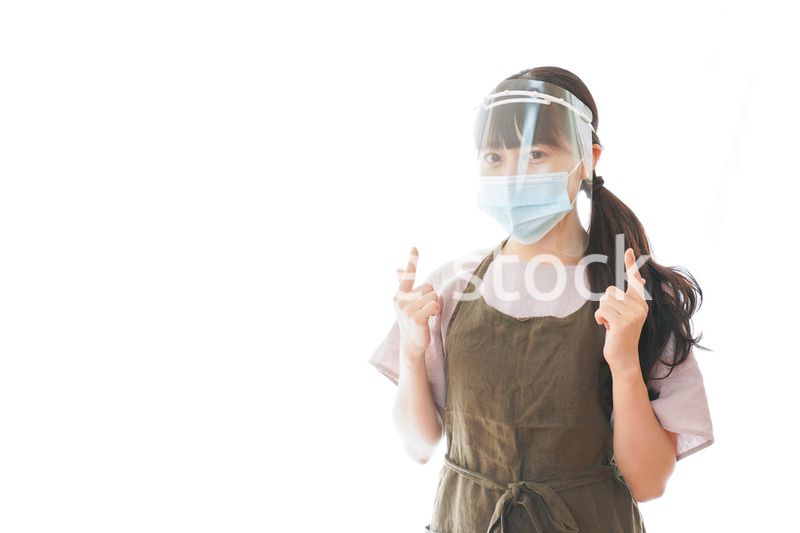 フェイスシールドを装着したカフェスタッフ