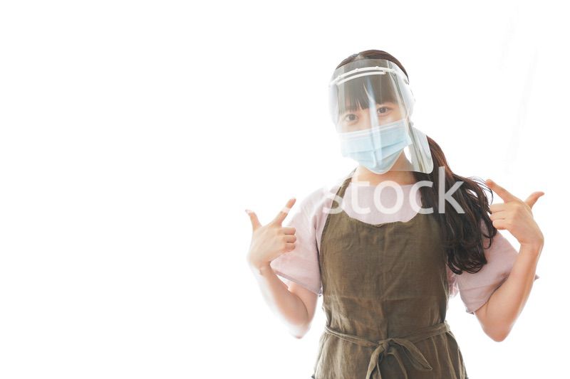 フェイスシールドを装着したカフェスタッフ