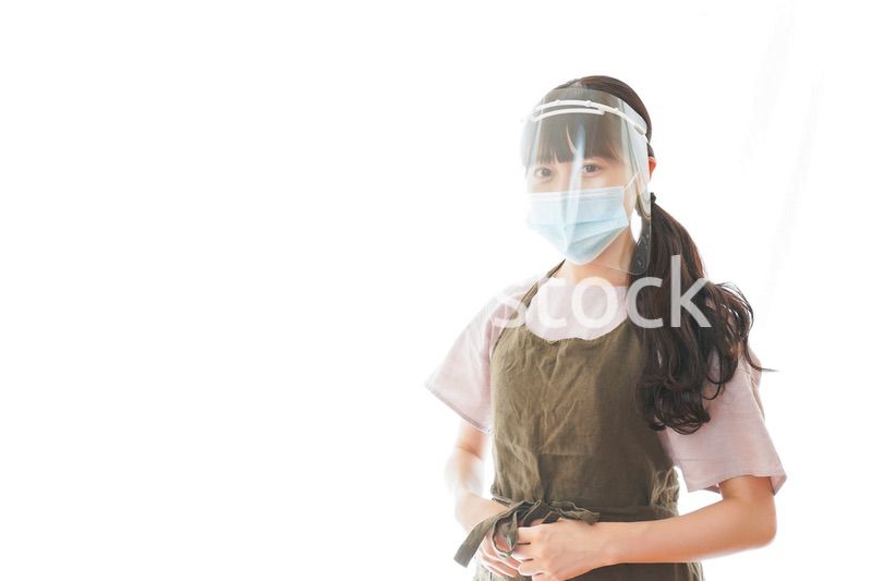 フェイスシールドを装着したカフェスタッフ