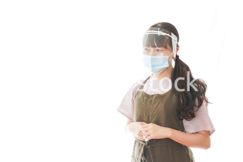 フェイスシールドを装着したカフェスタッフ