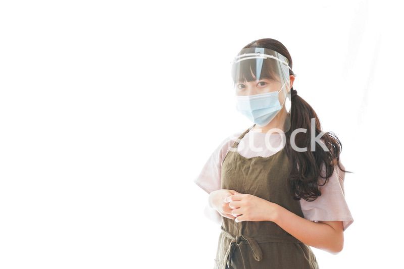 フェイスシールドを装着したカフェスタッフ