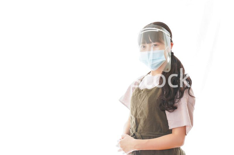 フェイスシールドを装着したカフェスタッフ