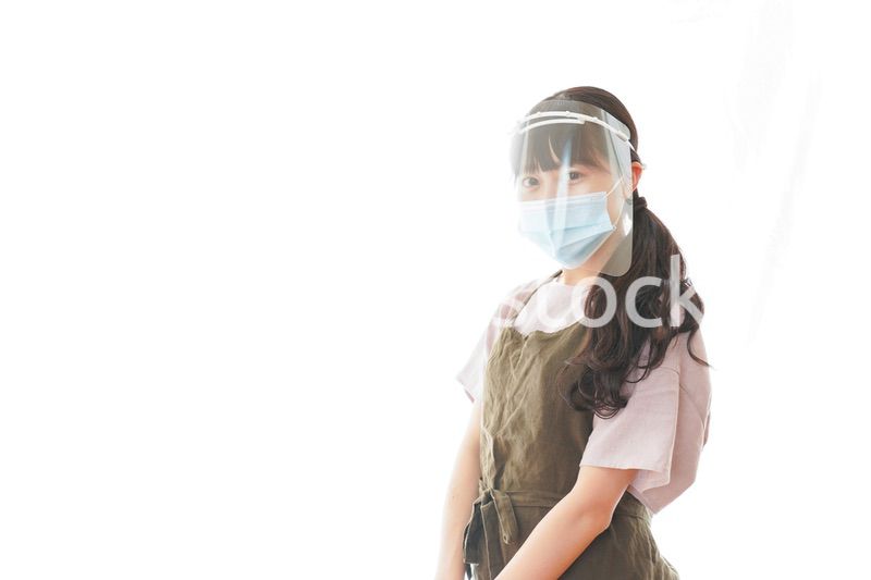 フェイスシールドを装着したカフェスタッフ