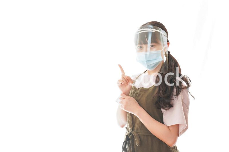 フェイスシールドを装着して指をさすカフェスタッフ