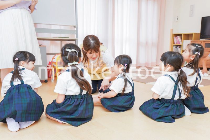 お遊戯をする子供