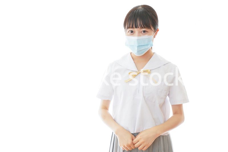 マスクをした若い女子学生
