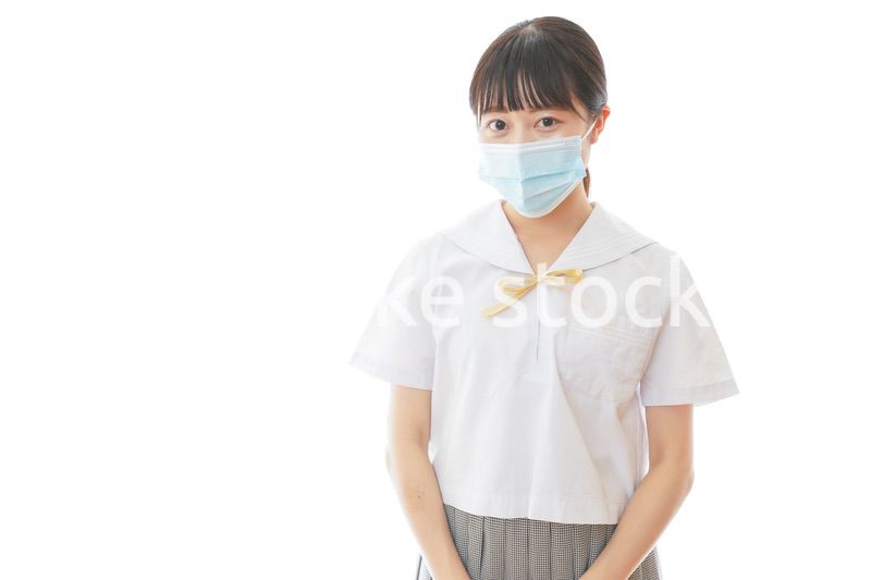 マスクをした若い女子学生