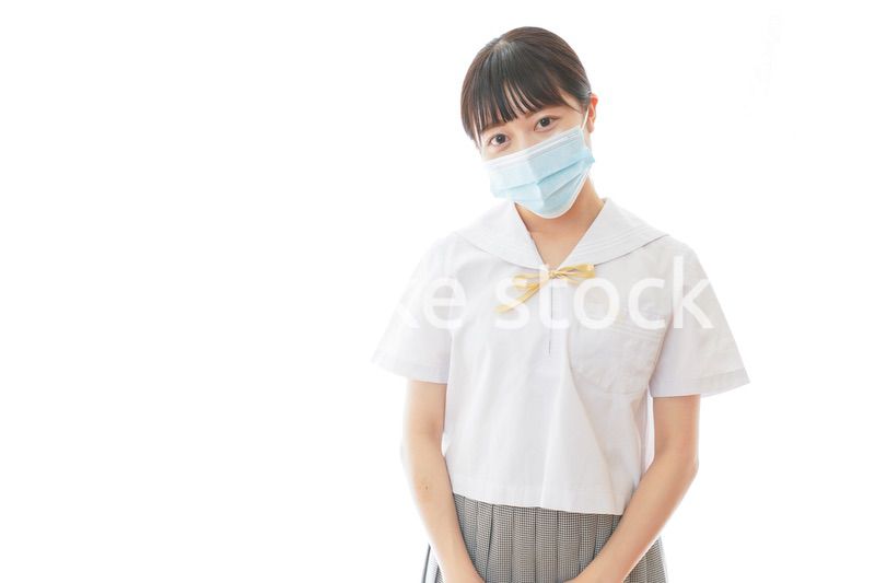 マスクをした若い女子学生