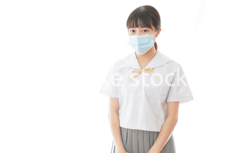 マスクをした若い女子学生