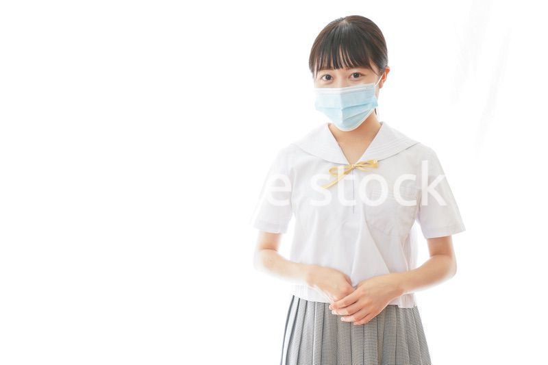 マスクをした若い女子学生