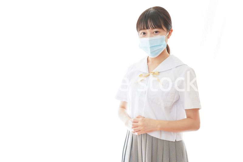 マスクをした若い女子学生
