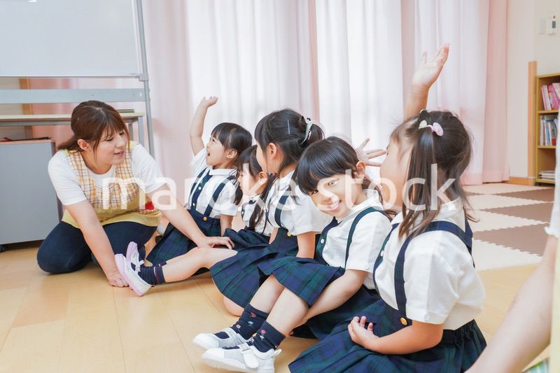 お遊戯をする子供