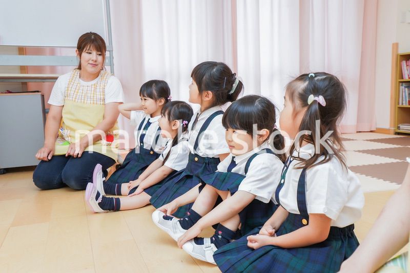 お遊戯をする子供