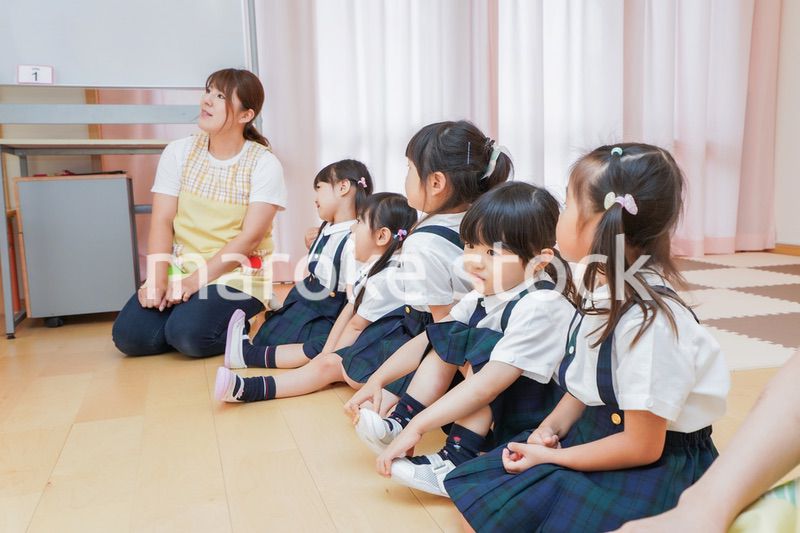 お遊戯をする子供