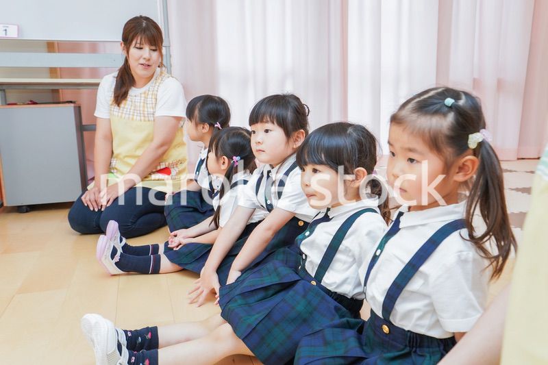 お遊戯をする子供