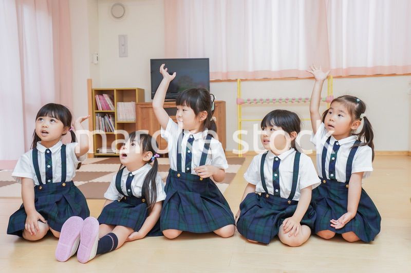 お遊戯をする子供