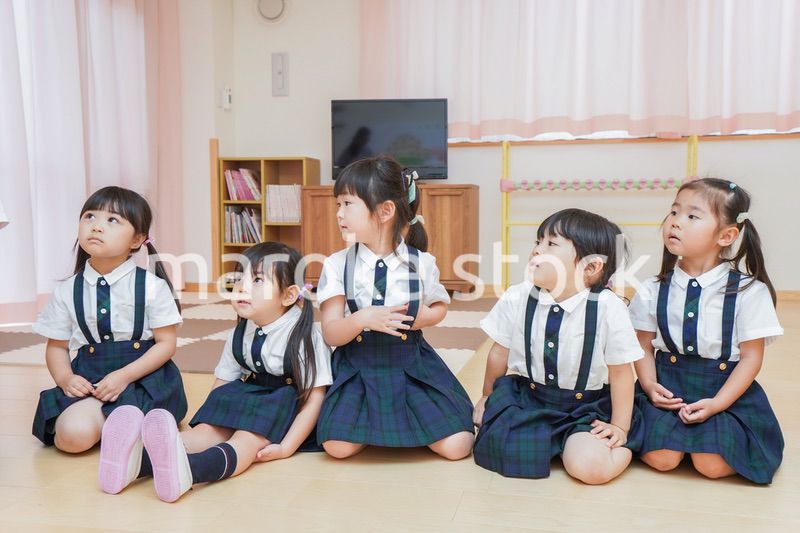 お遊戯をする子供