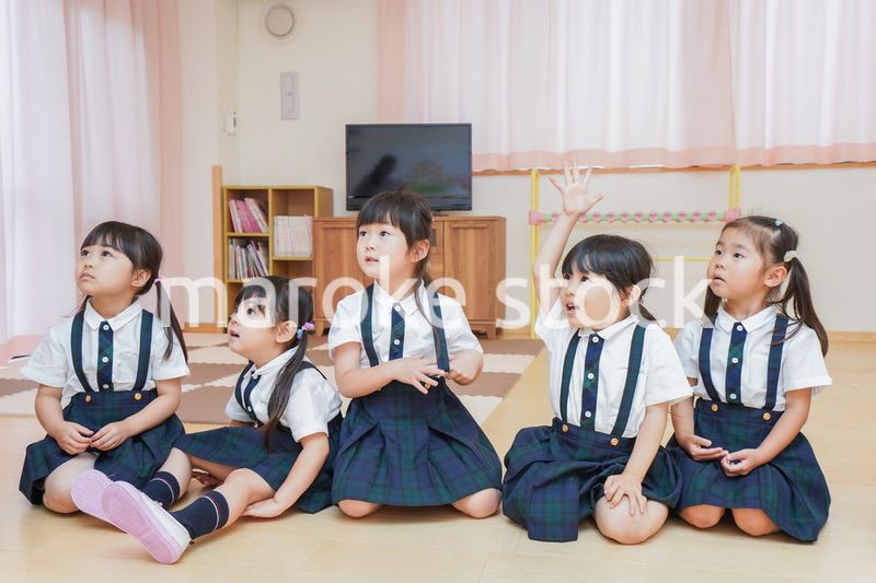 お遊戯をする子供