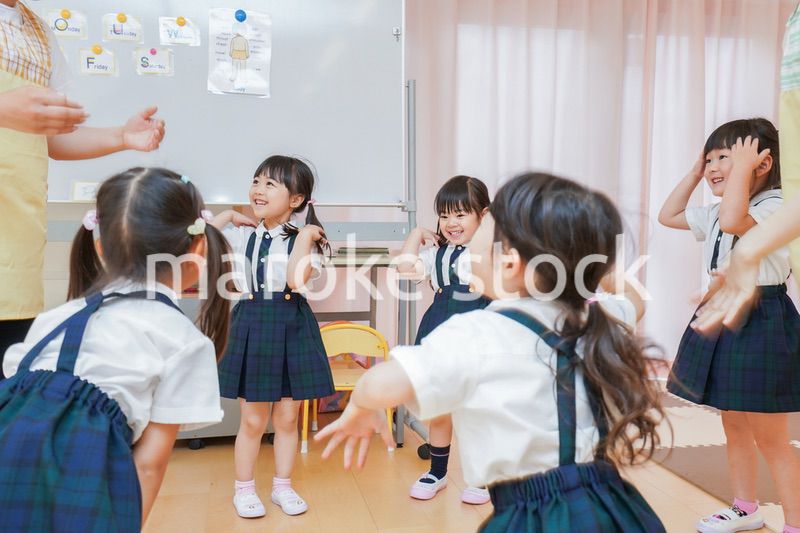 お遊戯をする子供