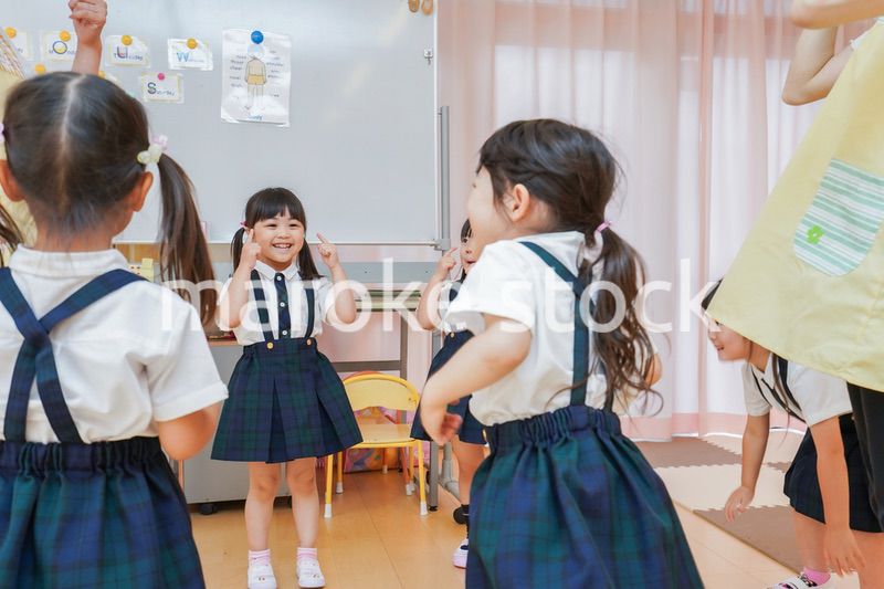 お遊戯をする子供