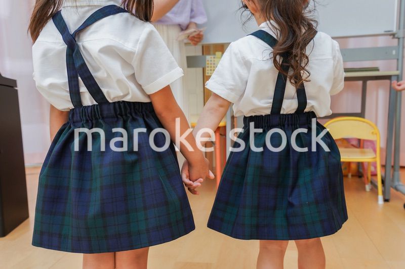 お遊戯をする子供