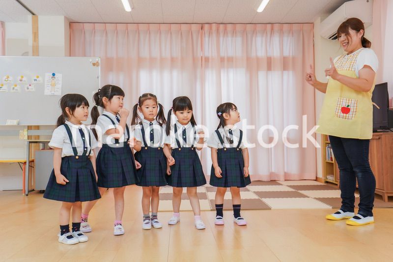 お遊戯をする子供