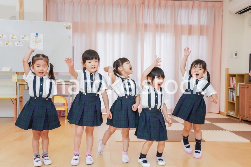 お遊戯をする子供