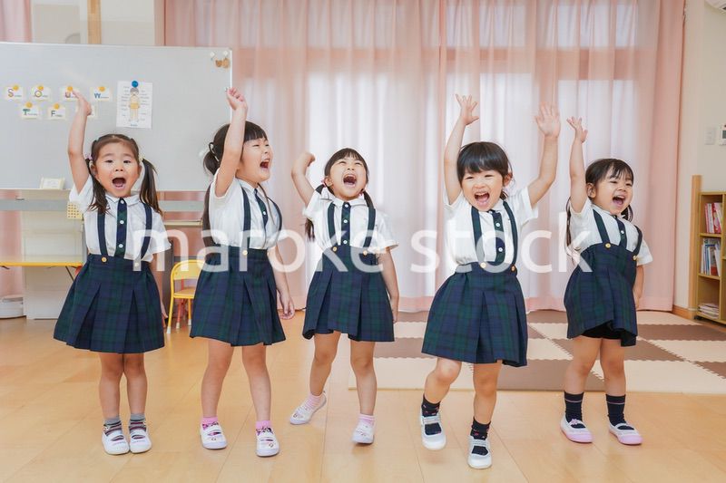 お遊戯をする子供