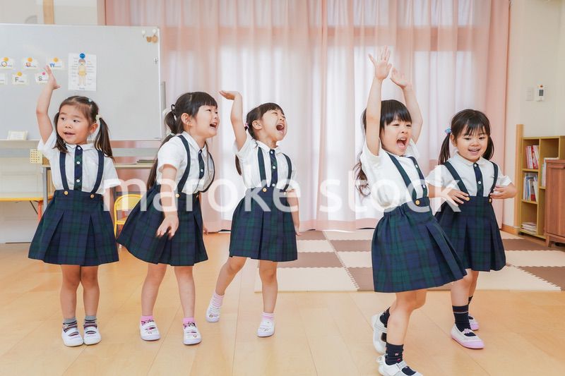 お遊戯をする子供