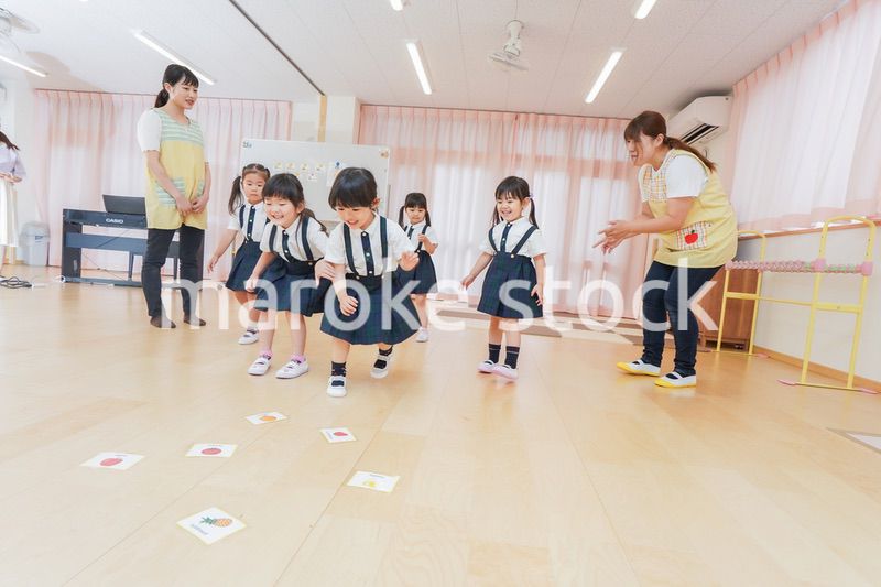 お遊戯をする子供