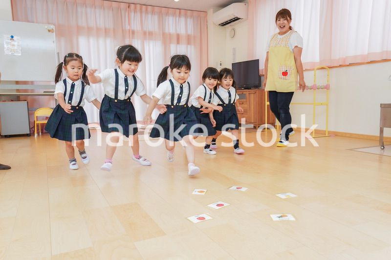 お遊戯をする子供