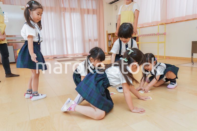 お遊戯をする子供