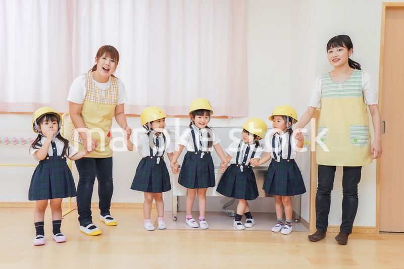 ヘルメットを被り避難する子供