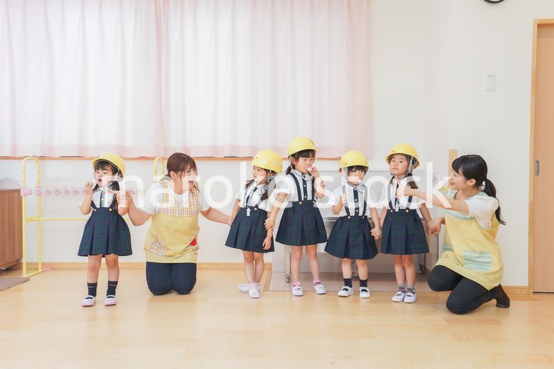 ヘルメットを被り避難する子供