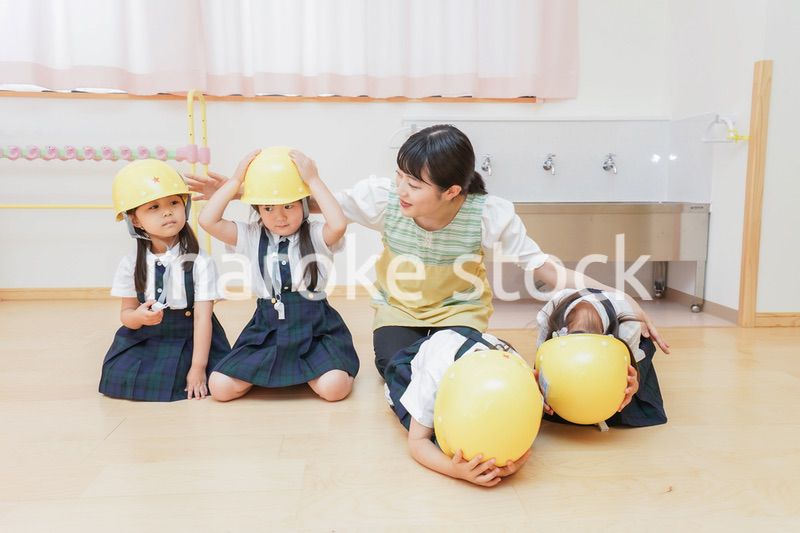 ヘルメットを被り避難する子供