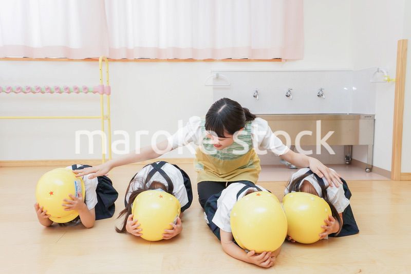 ヘルメットを被り避難する子供