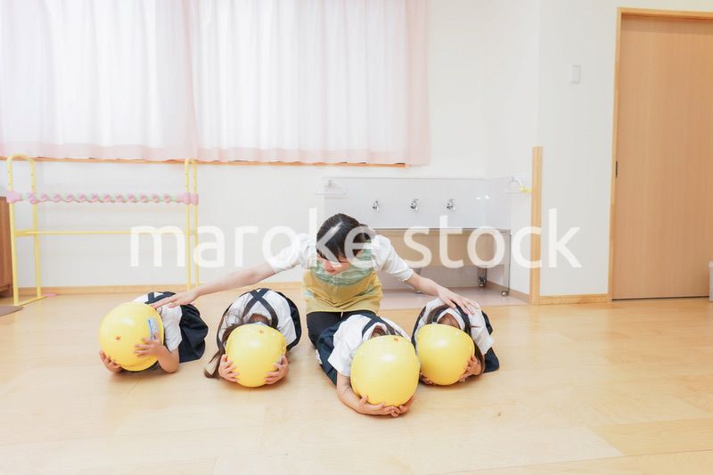 ヘルメットを被り避難する子供