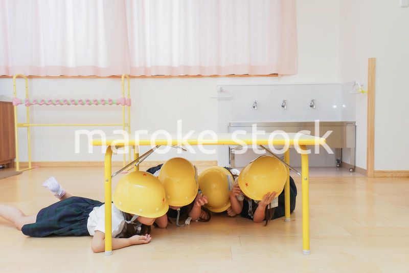 ヘルメットを被り避難する子供