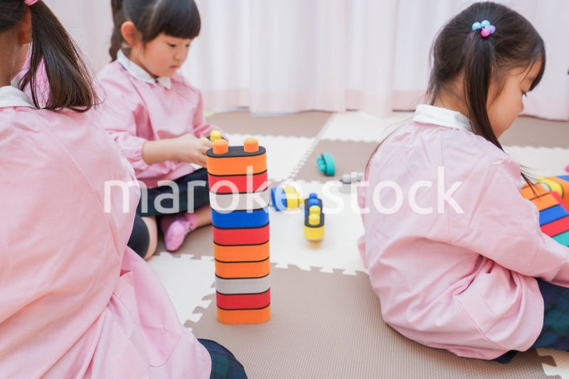 ブロックで遊ぶ子どもたち