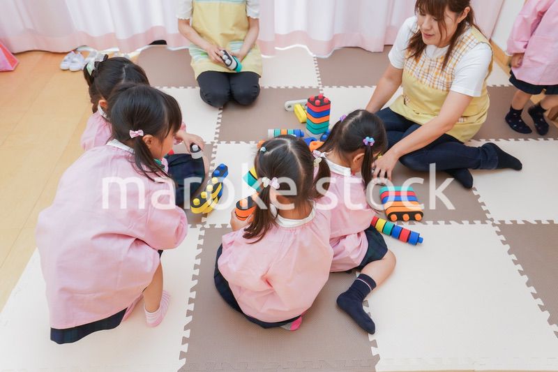 ブロックで遊ぶ子どもたち