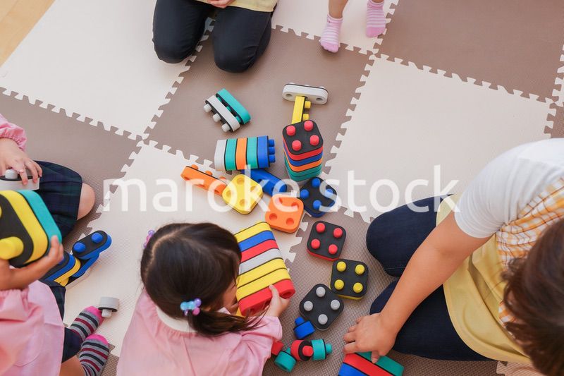 ブロックで遊ぶ子どもたち