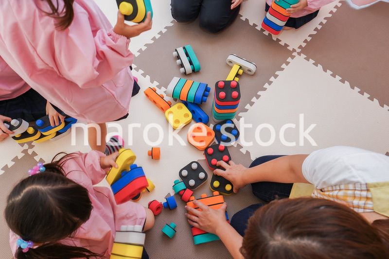 ブロックで遊ぶ子どもたち