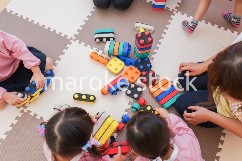 ブロックで遊ぶ子どもたち
