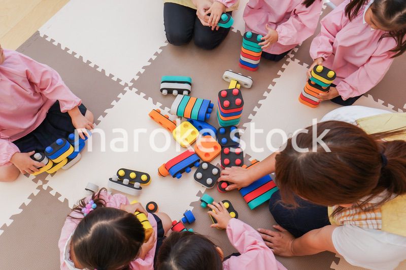 ブロックで遊ぶ子どもたち