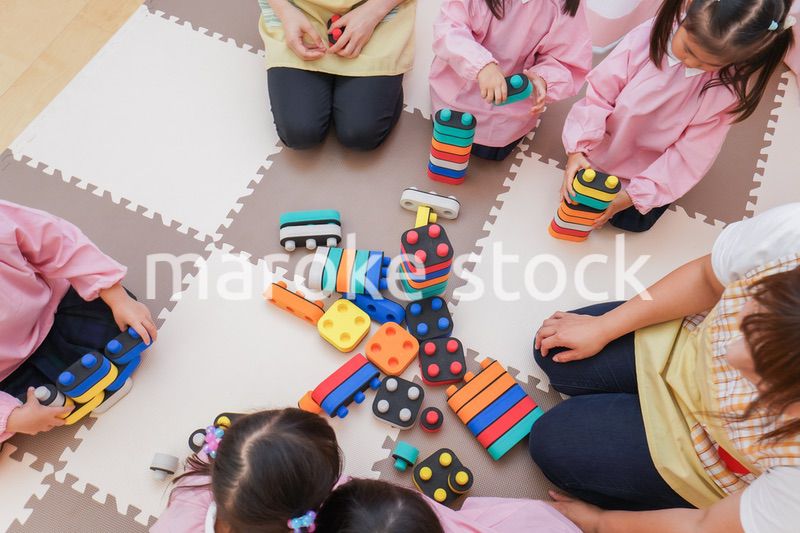 ブロックで遊ぶ子どもたち