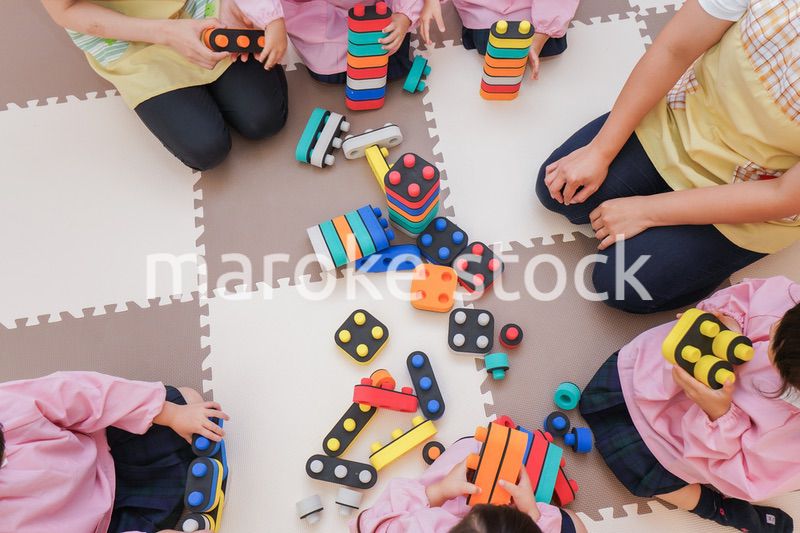 ブロックで遊ぶ子どもたち