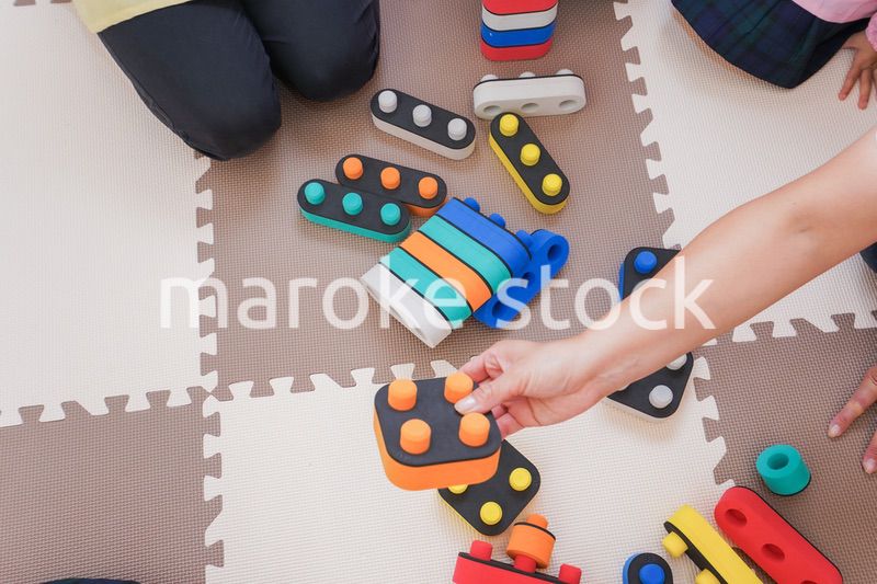 ブロックで遊ぶ子どもたち