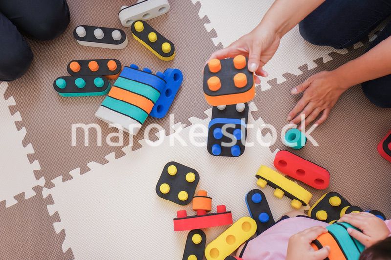 ブロックで遊ぶ子どもたち